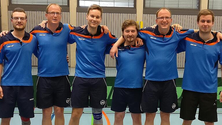 Kirchheims Tischtennis-Männer feiern Bezirksliga-Aufstieg       -  Aufstiegsfeier in der Jubiläumsaison: Im Jahr 1968 wurde der Kirchheimer Tischtennisvereins gegründet, nach der Runde 2018/19 gelang der ersten Männermannschaft zum zweiten Mal den Aufstieg in die Bezirksliga Unterfranken-West. Im Relegationsspiel  der beiden Tabellenzweiten TSV Thüngersheim und TTV-KJG Kirchheim in der Zeller Turnhalle behaupteten sich die Spieler aus Kirchheim am Ende knapp mit 9:7. Unser Bild zeigt das erfolgreiche Team mit: (von links) Marco Batzik, Thomas Mark, Andreas Büttner, Roman Adler, Jörg Brandes und Sven Blandowski.