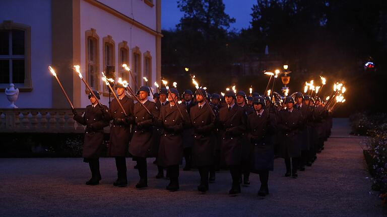 Festliches Zeremoniell: Bundeswehrsoldaten marschieren zum Großen Zapfenstreich im Schlossgarten Veitshöchheim auf.