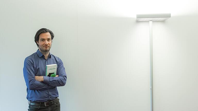 Drehbuchautor Patrick Lorenz hat seinen Debütroman veröffentlicht. Der Krimi 'Zwei Millionen in kleinen Scheinen' erzählt eine verrückte Geschichte rund um eine Entführung, die vom Opfer selbst inszeniert wird.