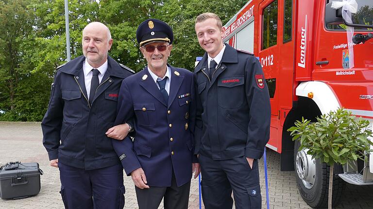 Feuerwehrler mit Leib und Seele – eine ganze Feuerwehrdynastie: Mellrichstadts Ehrenkreisbrandinspektor Heinrich Bach (Mitte) mit Sohn Martin, Brandinspektor in Münster, und Enkel Alexander (rechts), ebenfalls bei der Feuerwehr Münster. Feuerwehrler mit Leib und Seele – eine ganze Feuerwehrdynastie: Mellrichstadts Ehrenkreisbrandinspektor Heinrich Bach (Mitte) mit Sohn Martin, Brandinspektor in Münster, und Enkel Alexander (rechts), ebenfalls bei der Feuerwehr Münster.