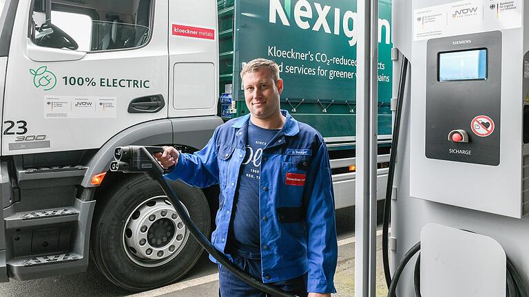 'Schönster Arbeitsplatz der Welt': Fahrer Daniel Metzger vom Stahlhändler Kloeckner in Würzburg schwärmt vom neuen Elektro-Lastwagen. Aufladen kann er ihn auf dem Werksgelände an der Ladesäule.