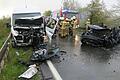 Frontalzusammenstoß auf dem Autobahnzubringer: Offensichtlich unterschätzte ein Golf-Fahrer beim Überholen die Geschwindigkeit eines entgegenkommenden Sprinters (links).