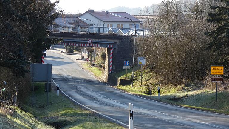 Die Bahnbrücke an der B 285 in Stockheim soll umgebaut werden. Dazu stimmte der Gemeinderat der vorgelegten Planungsvereinbarung mit dem Staatlichen Bauamt Schweinfurt zu. Neben der Fahrbahn sollen auf der Seite des Sportheims ein Gehweg und auf der anderen Seite ein Geh- und Radweg entstehen. Die Bahnbrücke an der B 285 in Stockheim soll umgebaut werden. Dazu stimmte der Gemeinderat der vorgelegten Planungsvereinbarung mit dem Staatlichen Bauamt Schweinfurt zu. Neben der Fahrbahn sollen auf der Seite des Sportheims ein Gehweg und auf der anderen Seite ein Geh- und Radweg entstehen.