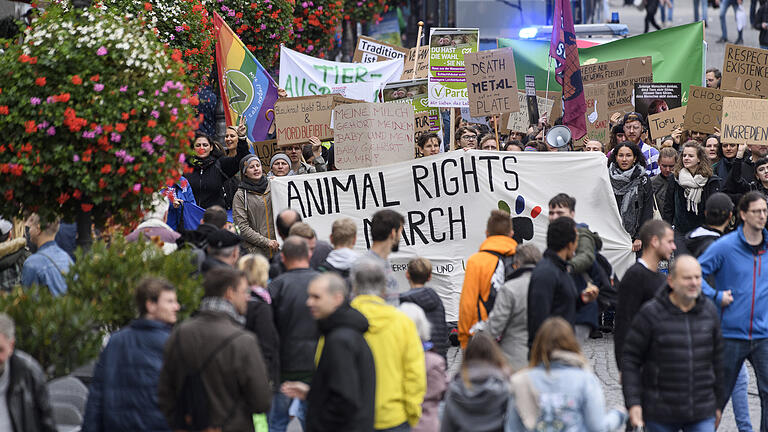 Animal Rights March       -  Um die 250 vorwiegend junge Menschen demonstrieren am Samstag (19.10.19) beim sogenannten Animal Rights March in der Würzburger Innenstadt für Tierrechte. Organisiert wird die Demonstration von 'Würzburg aktiv für Tierrechte und Umweltschutz', einem basisdemokratischen und freien Zusammenschluss von Tierrechtsaktivist*innen unterschiedlichsten Hintergrunds, welcher es sich zur Aufgabe gemacht hat, die Menschen in und um Würzburg über die vielfältigen Missstände der (industriellen) Tierhaltung und deren Lösungen zu informieren.