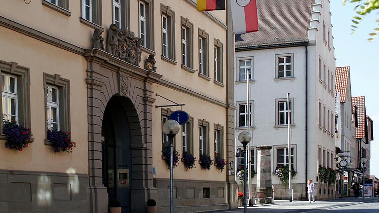 Ein bisschen was gibt es auch im Altbau des Landratsamtes zu tun. Der Große Sitzungssaal zum Beispiel bekam neue Fenster. ein Schwerpunkt aber sind Arbeiten im Gebäude in der Roßmarktstraße. Ein bisschen was gibt es auch im Altbau des Landratsamtes zu tun. Der Große Sitzungssaal zum Beispiel bekam neue Fenster. ein Schwerpunkt aber sind Arbeiten im Gebäude in der Roßmarktstraße.