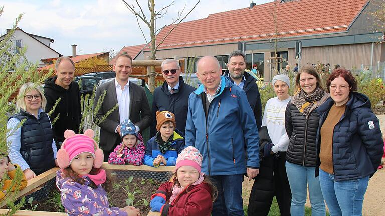Kinder gießen das frisch gepflanzte Hochbeet. Mit auf dem Foto sind Birgit Armbruster, Claus Schenk, Bürgermeister Mario Götz, Gotthard Schlereth, Michael Geier, Stefan Gärtner und Michaela Kötzner - Kinder gießen das frisch gepflanzte Hochbeet. Mit auf dem Foto sind Birgit Armbruster, Claus Schenk, Bürgermeister Mario Götz, Gotthard Schlereth, Michael Geier, Stefan Gärtner und Michaela Kötzner Kinder gießen das frisch gepflanzte Hochbeet. Mit auf dem Foto sind Birgit Armbruster, Claus Schenk, Bürgermeister Mario Götz, Gotthard Schlereth, Michael Geier, Stefan Gärtner und Michaela Kötzner - Kinder gießen das frisch gepflanzte Hochbeet. Mit auf dem Foto sind Birgit Armbruster, Claus Schenk, Bürgermeister Mario Götz, Gotthard Schlereth, Michael Geier, Stefan Gärtner und Michaela Kötzner