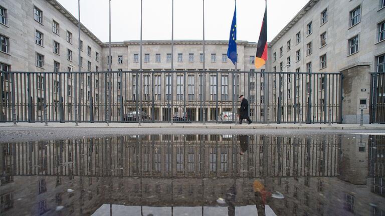 Bundesfinanzministerium.jpeg       -  Das Bundesfinanzministerium in Berlin: Von hier steuerten die Nazis während des zweiten Weltkriegs nicht nur ihren Luftkrieg.