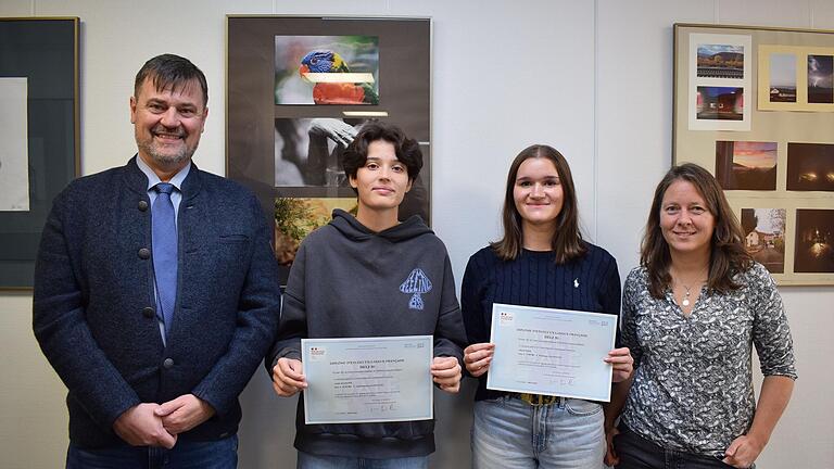 Auf dem Foto (von links): Schulleiter OStD Bernd Rottenbacher, die DELF-Absolventinnen Amelie Bansemir und Lilly Rander und die Französischlehrkraft StRin Nina Schneider.