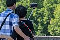 Die Männer brachen den Selfiestick durch, sodass jeder einen Teil in der Hand hielt, und schlugen sich damit gegenseitig.