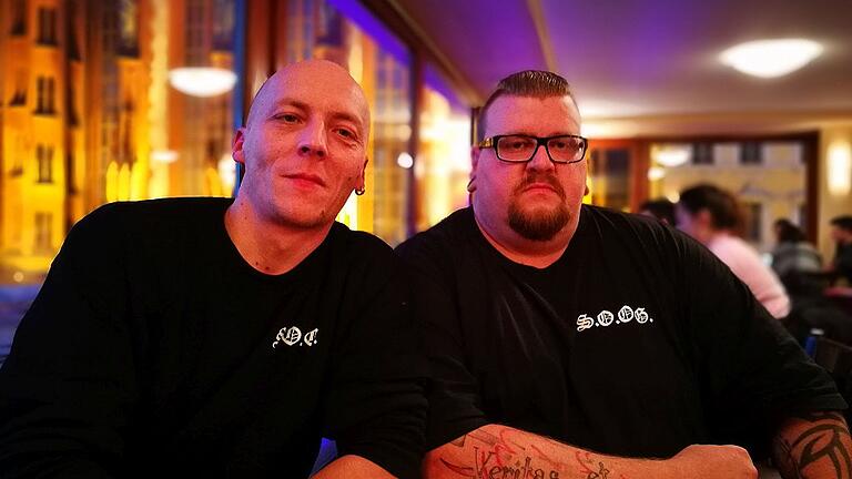 Zwei Vertreter der &bdquo;Soldiers of Odin&ldquo; in Würzburg: Michael Frauendorf (links) und Jürgen Gröbel, Vizechef der &bdquo;Soldiers of Odin Division Bayern&ldquo;.