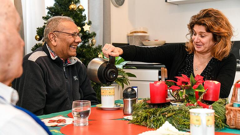 Eine der vielen freiwilligen Helferinnen und Helfer: Birgit Werner wird auch dieses Jahr beim Würzburger Weihnachtsessen im Einsatz sein und kümmert sich einmal pro Woche um eine Wohngruppe von Senioren. Eine der vielen freiwilligen Helferinnen und Helfer: Birgit Werner wird auch dieses Jahr beim Würzburger Weihnachtsessen im Einsatz sein und kümmert sich einmal pro Woche um eine Wohngruppe von Senioren. 
