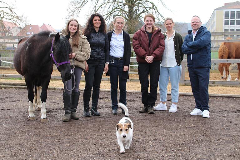 Im April haben der Mainwiesenhof in Ochsenfurt und die AWO ein neues gemeinsames Projekt gestartet. Im Bild (von links): Maike Nohles, Anette Yüksel (Geschäftsführerin Mainwiesenhof), Ulrike Schürger (Leiterin Johanna-Kirchner-Haus), die JHK-Mitarbeiterinnen Anastasia Tschernjawski und Katharina Franz sowie der Vorsitzende der AWO in Unterfranken Stefan Wolfshörndl. Im April haben der Mainwiesenhof in Ochsenfurt und die AWO ein neues gemeinsames Projekt gestartet. Im Bild (von links): Maike Nohles, Anette Yüksel (Geschäftsführerin Mainwiesenhof), Ulrike Schürger (Leiterin Johanna-Kirchner-Haus), die JHK-Mitarbeiterinnen Anastasia Tschernjawski und Katharina Franz sowie der Vorsitzende der AWO in Unterfranken Stefan Wolfshörndl.