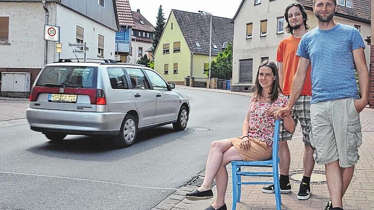 Wer auf dem „Fahrstuhl“ sitzt, will mitgenommen werden. Der „Fahrstuhl“ auf unserem Bild ist nur ein einfacher Stuhl. Aber mit ihm demonstrieren Romy Engel, Lukas Weis und Sebastian Schneider vom Planungsbüro Toponeo in Burgsinn an der Straße nach Fellen, wie es funktioniert. Wer auf dem „Fahrstuhl“ sitzt, will mitgenommen werden. Der „Fahrstuhl“ auf unserem Bild ist nur ein einfacher Stuhl. Aber mit ihm demonstrieren Romy Engel, Lukas Weis und Sebastian Schneider vom Planungsbüro Toponeo in Burgsinn an der Straße nach Fellen, wie es funktioniert.