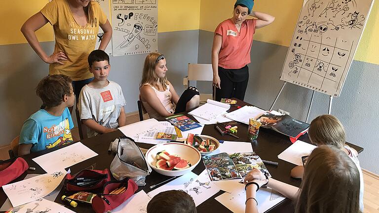 Kürzlich fand im Gerbrunner Jugendzentrum ein Comic-Workshop zum Thema „Superhelden zeichnen“ statt. Der Kurs ist Teil des Sommerferienprogramms der Gemeinde Gerbrunn und die jungen Teilnehmer zeigten sich begeistert von der Aktion. Die Illustratorin Charlotte Hoffmann, die in Berlin lebt und an der Fachhochschule Münster ihr „Studium der Illustration“ absolviert hat, schaffte es im Handumdrehen ein paar actiongeladenen Motive aufs Papier zu zaubern. Anschließend durften die Kinder dann selbst mit dem Zeichnen beginnen und schon bald blickte man in die Augen zahlreicher selbstgemalter Figuren, die schnell wie der Blitz rannten oder ihre Gegner mit Mundgeruch bekämpften.. Foto: Gemeindejugendarbeit Gerbrunn
