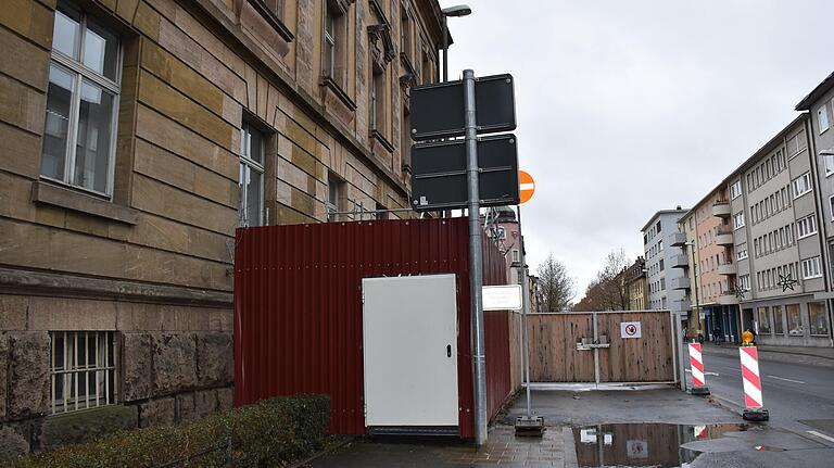Auch die Fußgänger müssen teilweise Umwege in Kauf nehmen oder, wie hier in der Luitpoldstraße, die andere Straßenseite benutzen. Auch die Fußgänger müssen teilweise Umwege in Kauf nehmen oder, wie hier in der Luitpoldstraße, die andere Straßenseite benutzen.