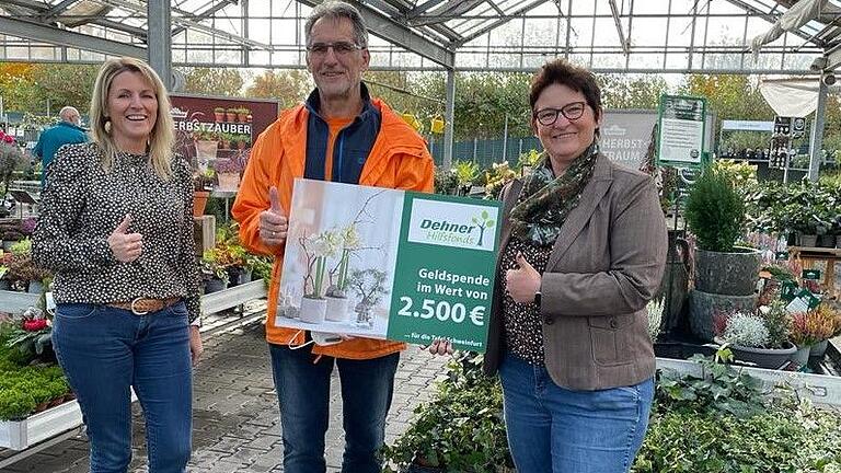 Bei der Schecküberhabe (von links): Anke Brauer, Dehner-Regionalvertriebsleiterin, Ernst Gehling, 1. Vorsitzender der Tafel Schweinfurt und Dehner-Marktleiterin Dagmar Ernst.