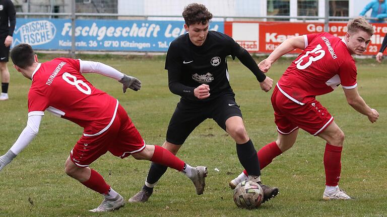 Ab durch die Mitte: Jakob Wehr vom SSV Kitzingen schleust den Ball vorbei an den beiden Frammersbachern Dominik Ebert (links) und Tim Zachrau. Der Siedler-SV gewann zu Hause gegen den bisherigen Bezirksliga-Ersten aus dem Nordspessart. Ab durch die Mitte: Jakob Wehr vom SSV Kitzingen schleust den Ball vorbei an den beiden Frammersbachern Dominik Ebert (links) und Tim Zachrau. Der Siedler-SV gewann zu Hause gegen den bisherigen Bezirksliga-Ersten aus dem Nordspessart.