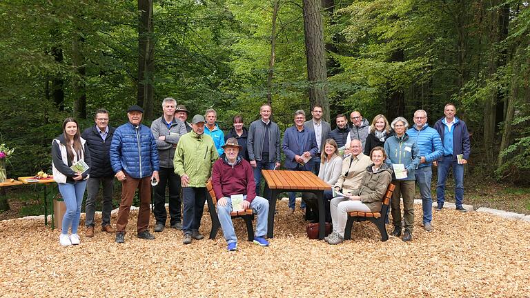 Die Bürgermeister der 5-Sterne-Kommunen freuen sich zusammen mit den&nbsp; Wanderwarten und allen anderen Beteiligten auf dem neugestalteten Waldparkplatz bei Fabrikschleichach über die gelungene Präsentation der Wanderwege in der druckfrischen Broschüre.