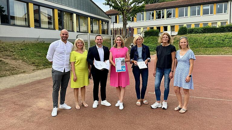 Im Bild von links: Adam Jabiri, Landrätin Tamara Bischof, Erster Bürgermeister Matthias Bielek, Staatsministerin für Unterricht und Kultus Anna Stolz, Rektorin Gabriele Krieglstein, Konrektorin Helgard Hey und Lehrerin Daniela Reinlein.