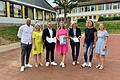 Im Bild von links: Adam Jabiri, Landrätin Tamara Bischof, Erster Bürgermeister Matthias Bielek, Staatsministerin für Unterricht und Kultus Anna Stolz, Rektorin Gabriele Krieglstein, Konrektorin Helgard Hey und Lehrerin Daniela Reinlein.