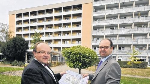 Im Garten des heutigen Haus Frankziskus soll das neue Pflegeheim entstehen. Im Bild (von links) der Vorstand des Kommunalunternehmens des Landkreises Würzburg, Dr. Alexander Schraml, und Verwaltungsleiter Matthias Rüth. Im Garten des heutigen Haus Frankziskus soll das neue Pflegeheim entstehen. Im Bild (von links) der Vorstand des Kommunalunternehmens des Landkreises Würzburg, Dr. Alexander Schraml, und Verwaltungsleiter Matthias Rüth.