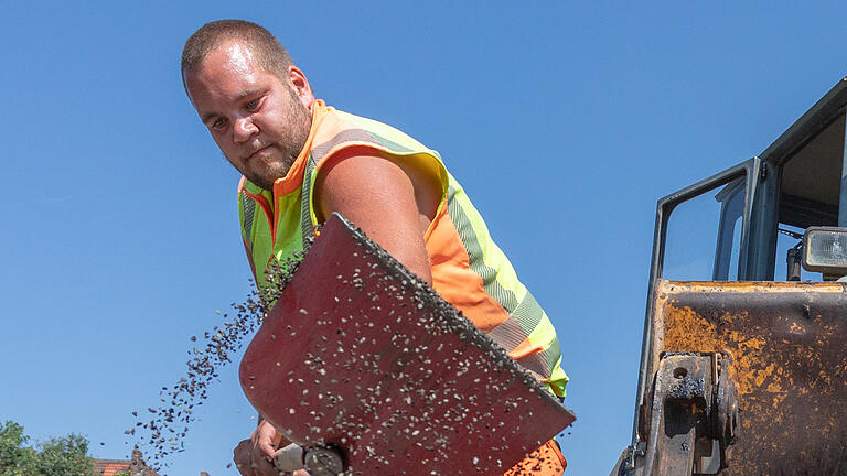 Schatten Fehlanzeige: Wie arbeitet es sich bei der Hitze?       -  Ein Bauarbeiter schwitzt bei hochsommerlichen Temperaturen an der Rothofbrücke im Stadtteil Dürrbachau.