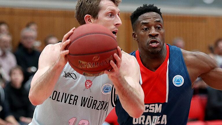 Basketball - Fiba Europe Cup - s.Oliver Wuerzburg - CSM CSU Oradea       -  Soll in der Türkei sein Comeback geben: Würzburgs Aufbauspieler Skyler Bowlin (links).