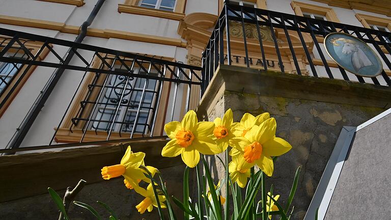 Frühlingserwachen vor dem Giebelstadter Rathaus. In den Amtsstuben sieht man einer möglichen Neuverschuldung relativ&nbsp; gelassen entgegen.