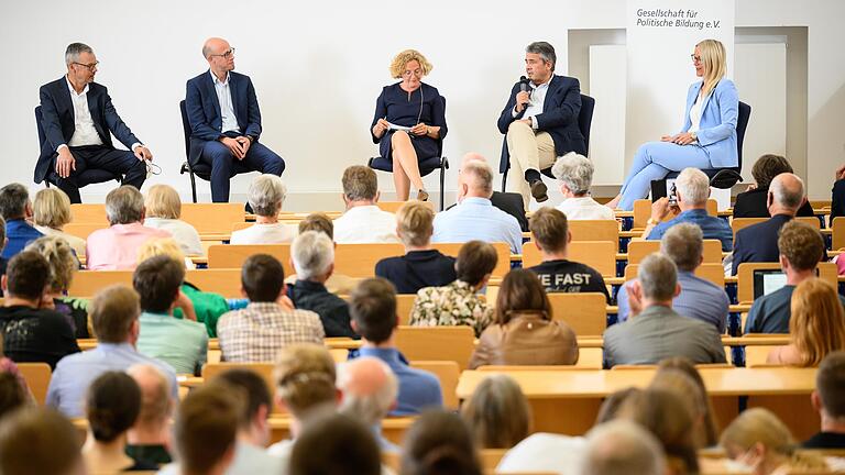 Der Audimax der Uni Würzburg war gut gefüllt beim Auftakt der 'Würzburger Impulse': Auf dem Podium (von links) Peter Bofinger, Björn Alpermann, Stephanie Böhm, Sigmar Gabriel und Caroline Trips. Der Audimax der Uni Würzburg war gut gefüllt beim Auftakt der 'Würzburger Impulse': Auf dem Podium (von links) Peter Bofinger, Björn Alpermann, Stephanie Böhm, Sigmar Gabriel und Caroline Trips.