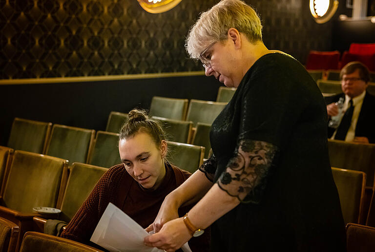 Textbesprechung: Regisseurin Amelie Auer (links) und Anja Iff, die&nbsp;Florences Schneiderin und Garderobiere spielt.&nbsp;