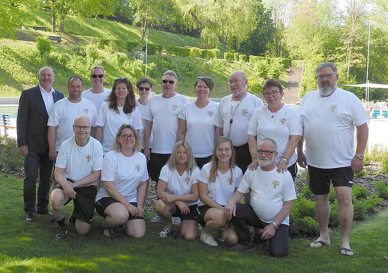 Markt Einersheims Bürgermeister Herbert Volkamer (hinten von links) dankte den ehrenamtlichen Badeaufsichtsleistenden Thomas Käufer, Ingo Bergmann, Christina Bergmann, Irene Hartmann, Burkard Buchfelner, Alexandra Käufer, Friedrich Kraft, Ernie Kraft und Michael Auer, sowie (vorne von links) Herbert Schwoche, Daniela Stark, Katja Henitz, Pia Kümmel und Hans Hartman. Zu der Riege gehören noch Hartmut Albrecht und Gerd Fuchs.