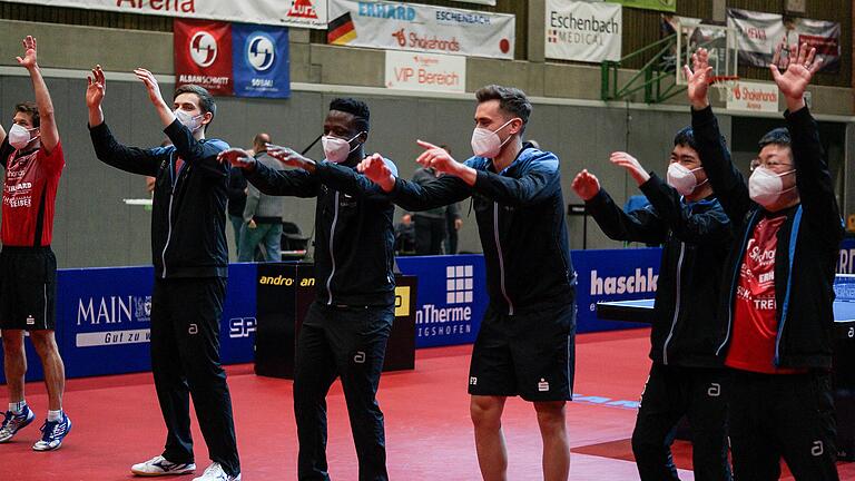 Mit Masken jubeln: Nach dem Sieg gegen Ochsenhausen freuten sich die TSV-Spieler Bastian Steger (von links), Kilian Ort, Abdel-Kader Salifou, Filip Zeljko, Akito und Koji Itagaki.