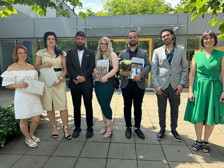 Sie kamen aus Migrantenklassen und absolvierten die Prüfungen erfolgreich. Dafür gab es Worte der besonderen Anerkennung von Schulleiterin Gabriele Seelmann (rechts) und dem Jahrgangsstufenbetreuer. Sie kamen aus Migrantenklassen und absolvierten die Prüfungen erfolgreich. Dafür gab es Worte der besonderen Anerkennung von Schulleiterin Gabriele Seelmann (rechts) und dem Jahrgangsstufenbetreuer.
