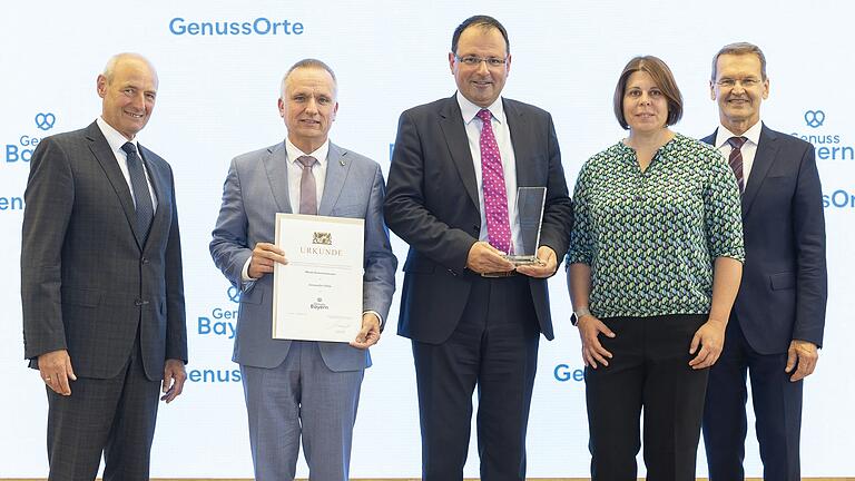 Bei der Preisverleihung: Dr. Johann Niggl (von links), Leiter der Abteilung Tourismus am Staatsministerium für Ernährung, Landwirtschaft, Forsten und Tourismus, Bürgermeister Wilfried Saak , Staatssekretär Martin Schöffel, die Leiterin der Tourist-Info Waltraud Schiedermair und Richard Balling vom Ministerium.