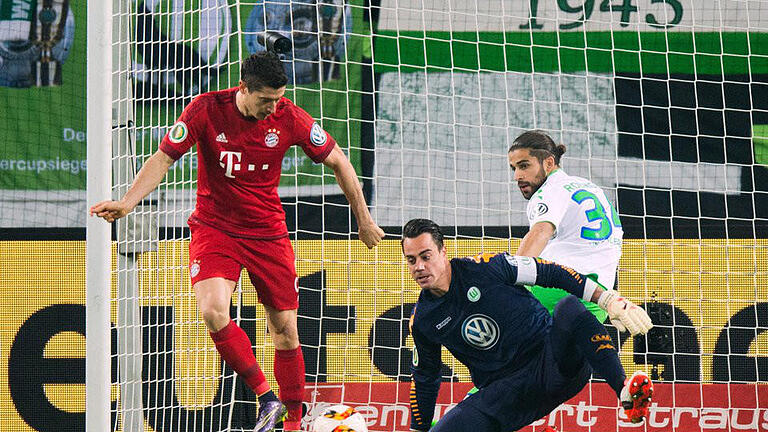 Chancen       -  Bayern hatte weitere Chancen, aber auch ein Robert Lewandowski trifft nicht alles. Foto: Julian Stratenschulte