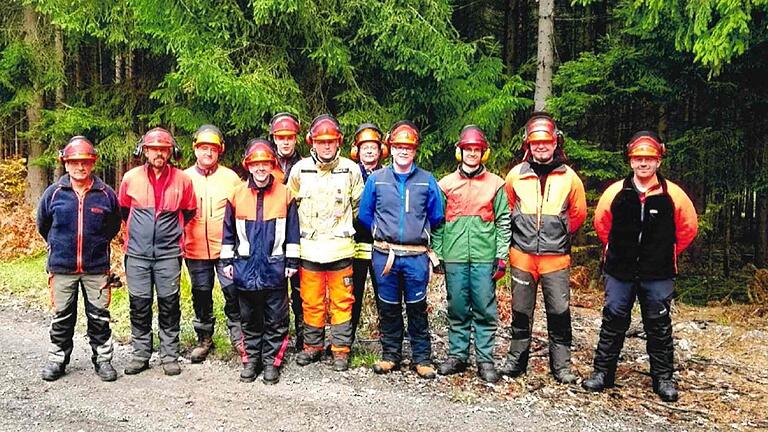 Die Teilnehmer am Kurs I des Motorsägekurs des Kreisfeuerwehrverbandes  Rhön-Grabfeld mit Ausbilder Stefan Schmidt (links) und Ausbilder Heiko Barthelmes (rechts).