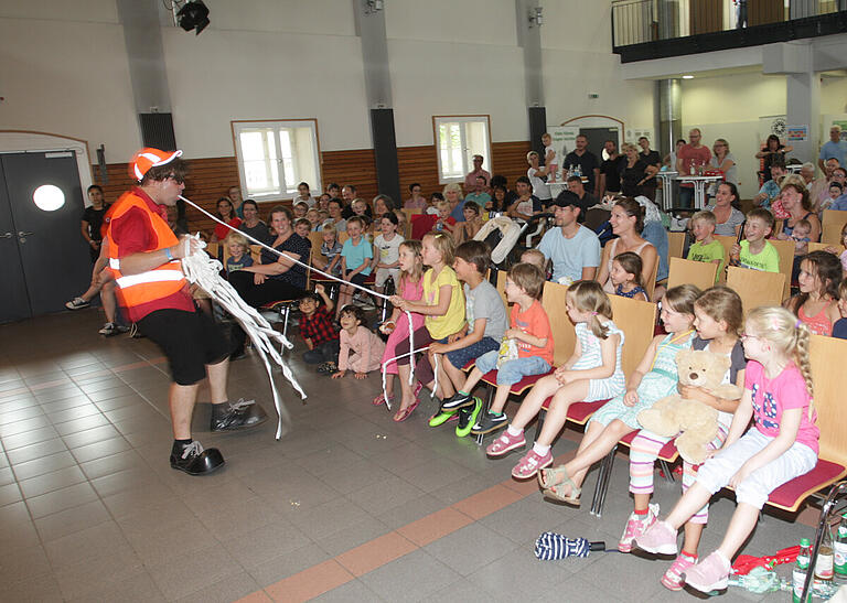 Begeisterung nicht nur bei den Kindern über den Zauber-Clown beim &quot;We-For-Future-Festival in Marktbreit.