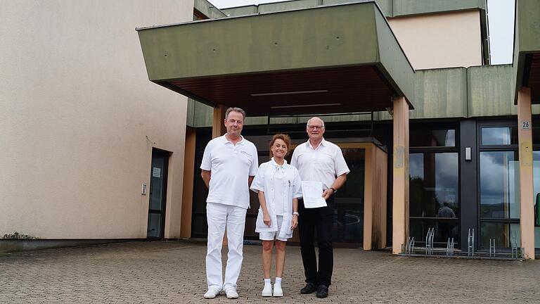 Dr. Thomas Leucht, Dr. Sabine Leucht und Bürgermeister Wolfgang Borst vor dem Haus des Gastes, wo die Praxis Dr. Leucht bald einziehen soll.