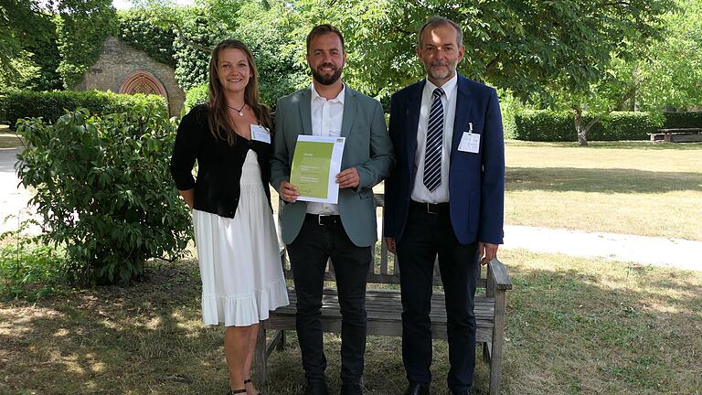 Strahlende Gesichter bei der Urkundenübergabe für eine erfolgreiche Teilnahme am Coaching Kitaverpflegung im Kloster Himmelspforten. Zu sehen von links:&nbsp; Gwendolin Hammer, Coach; Sven Krönlein, Einrichtungsleiter; Wolfgang Ehbauer, Abteilungsleitung Regierung von Unterfranken, Abteilung Landwirtschaft und Ernährung.