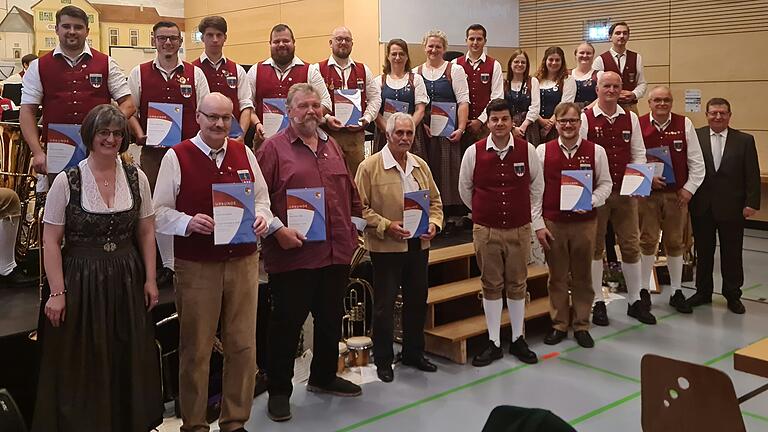 Die geehrten aktiven Musikerinnen und Musiker des Gesang- und Musikvereins Großbardorf mit der Kreisvorsitzenden des Nordbayerischen Musikbundes Rhön Grabfeld, Renate Haag (vorne links), dem 1. Vorsitzenden Philipp Lurz (vorne Mitte) und Bürgermeister Josef Demar (vorne rechts).