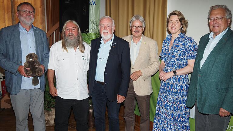 Bund Naturschutz (BN)-Landeschef Richard Mergner hatte nicht nur einen Biber, sondern auch hohe Auszeichnungen dabei (von links): Edo Günther, Vorsitzender der Kreisgruppe Schweinfurt, die Umweltpioniere Erich Rößner und Hans Fischer, Richard Mergner, Anja Weisgerber, sowie Hubert Weiger als Ehrenvorsitzender.