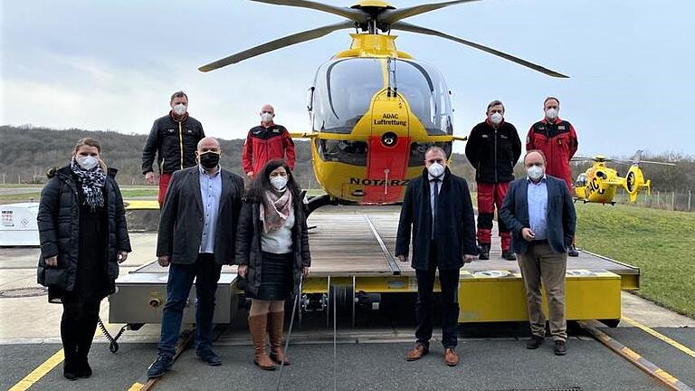 Bei der Vorstellung des neuen Rettungshubschraubers dabei waren (hinten von links): Leitender Stationspilot Christian Stangl, Leitender Hubschrauberarzt Dr. Julian Küstermann, Leitender Notfallsanitäter Ernst Freier, Notarzt Dr. Niklas Hahn, sowie (vorne von links): stellvertretende Geschäftsleiterin des Rettungszweckverbandes Eva Löffler sowie&nbsp; Geschäftsleiter Paul Justice und Verbandsvorsitzende&nbsp; Christine Haupt-Kreutzer, Landrat Thomas Eberth und Vorsitzender des Kommunalunternehmens Alexander Schraml.