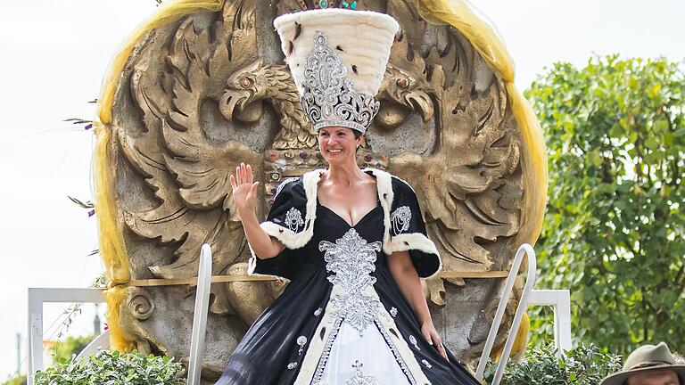 Der Festwagen der KissSalis-Therme mit Katharina der Großen im Jahr 2019.