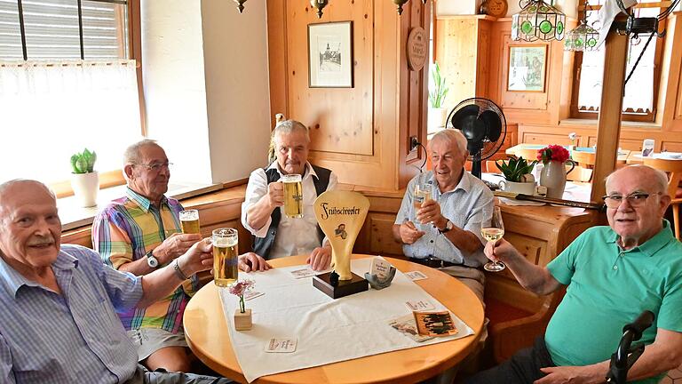 Sie sitzen jeden Sonntagmorgen zusammen am Stammtisch im Goldenen Adler, und das seit 55 Jahren, von links: Karl Weidner, Ludwig Fleischmann, Gerd Nunn, Werner Lother, Norbert Seubert. Es fehlt: Hans Bach