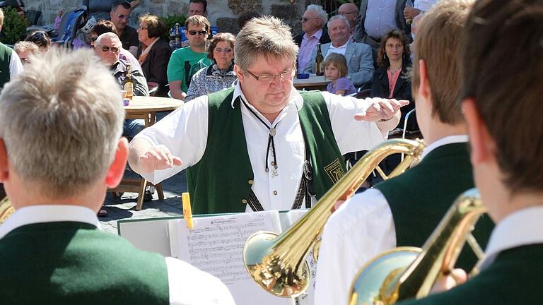 Dirigent Klaus Rambacher formte seine Kapelle zu einer der bekanntesten Blaskapellen in der Region.