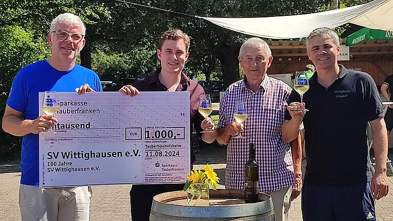 Vorsitzender Gerhard Bachert (links) und Weindorf-Organisationsmitglied Martin Pruszydlo (rechts) freuen sich über die Spende der Sparkasse Tauberfranken durch Norman Seidenspinner, auf Anregung von Eugen Hönninger (Zweiter von rechts). Vorsitzender Gerhard Bachert (links) und Weindorf-Organisationsmitglied Martin Pruszydlo (rechts) freuen sich über die Spende der Sparkasse Tauberfranken durch Norman Seidenspinner, auf Anregung von Eugen Hönninger (Zweiter von rechts).