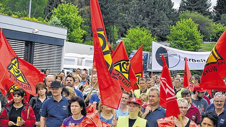 Einstündiger Warnstreik im Braun-Werk: Einige hundert Mitarbeiter von Braun und Warema aus Marktheidenfeld sowie von Koenig & Bauer in Trennfeld nahmen am Mittwochnachmittag teil.