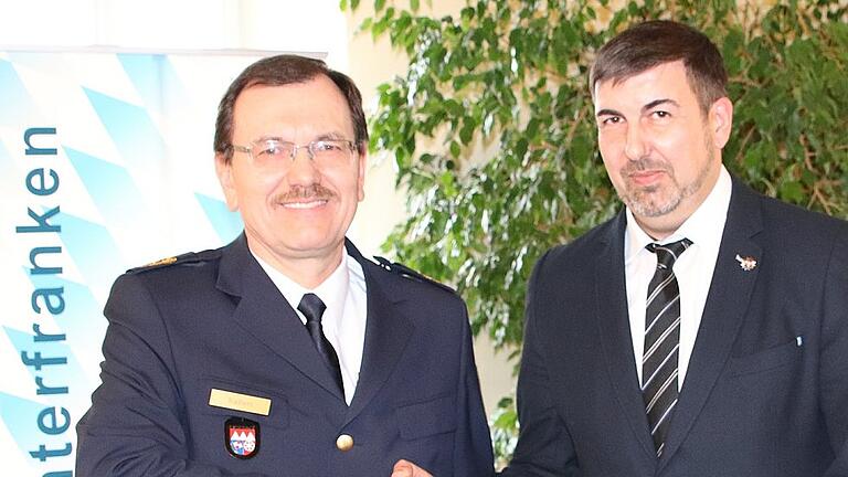 Einführung von Polizeioberrat Willmut Hornung (rechts) als neuer Leiter der Verkehrspolizeiinspektion Würzburg-Biebelried durch Polizeipräsident Gerhard Kallert im Alten Rathaus Kürnach. Einführung von Polizeioberrat Willmut Hornung (rechts) als neuer Leiter der Verkehrspolizeiinspektion Würzburg-Biebelried durch Polizeipräsident Gerhard Kallert im Alten Rathaus Kürnach.