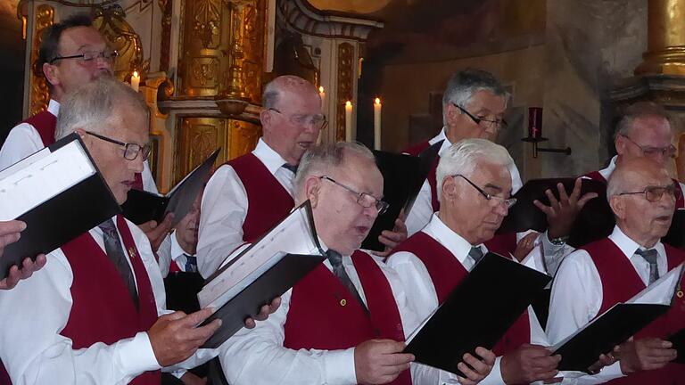 Der Männergesangsverein Liederhort Ebenhausen, hier bei einem Konzert in der Ebenhäuser Kirche, hat auch heuer, am 1. November wieder einen Auftritt in der Kirche im Jahresplan.  Foto: Elisabeth Mehn       -  Der Männergesangsverein Liederhort Ebenhausen, hier bei einem Konzert in der Ebenhäuser Kirche, hat auch heuer, am 1. November wieder einen Auftritt in der Kirche im Jahresplan.  Foto: Elisabeth Mehn