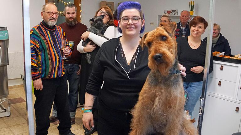 Tiro heißt der Airedale Terrier von Regina Hornung-Walter (vorne). Bei der Eröffnung des Hundesalons in Bergtheim war er natürlich dabei.